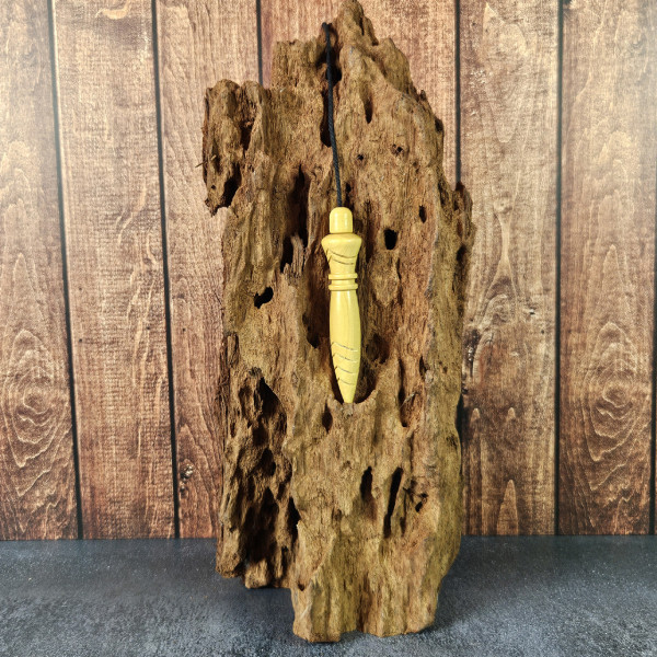 Pendule Thot en buis naturel, détail du corps et gravures artisanales