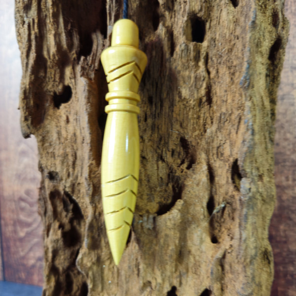 Pendule divinatoire Thot en bois de buis, gros plan sur la pointe gravée