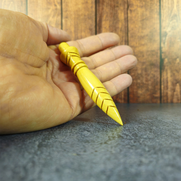 Pendule Thot en buis artisanal, tenu en main pour montrer la taille