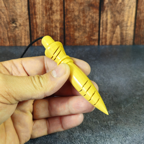 Pendule Thot égyptien en buis, vue rapprochée du cordon et des détails