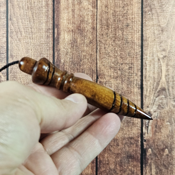 Pendule ésotérique Thot en bois verni, prise en main vue latérale