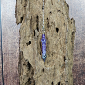 Pendule divinatoire Thot améthyste, détail pierre violette avec chaînette argentée