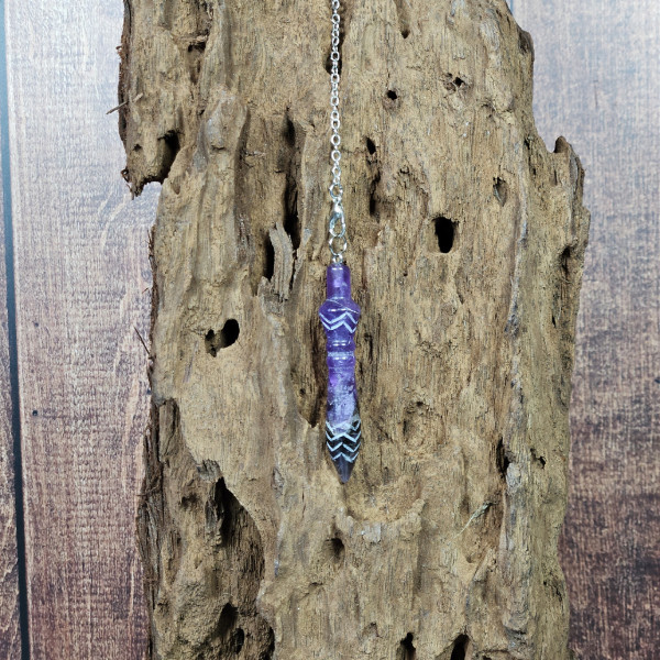 Pendule divinatoire Thot améthyste, détail pierre violette avec chaînette argentée