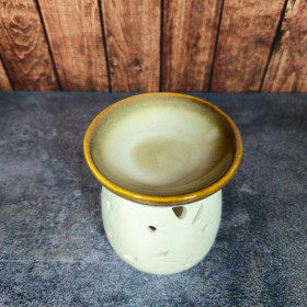 Brûle-parfum crème en céramique pour une ambiance parfumée