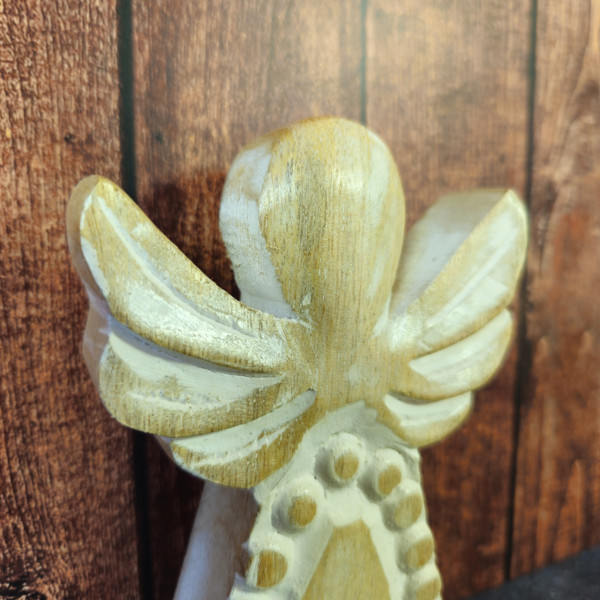 Gros plan sur l'Ange en bois de manguier blanchi