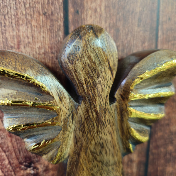 Gros plan Ange en bois de manguier