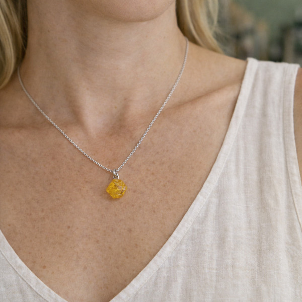 Pendentif citrine pierre brute en argent 925, chaque bijou est unique par sa forme et ses nuances naturelles