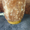 Socle en bois naturel de la lampe de sel Himalaya brute, stabilité et finition artisanale