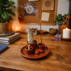 Support encens 4 en 1 mandala rouge sur table basse dans une ambiance zen et chaleureuse