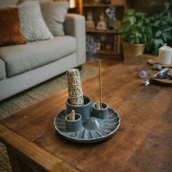 Support encens lotus gris sur table basse, ambiance zen et cocooning pour méditation, relaxation et purification