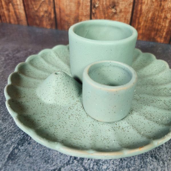 Détail du support encens lotus bleu : céramique émaillée, finition douce et artisanale, idéale pour une décoration zen