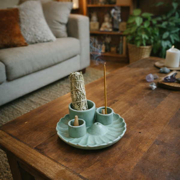 Porte-encens lotus bleu en situation sur table basse, créant une ambiance zen pour méditation et bien-être à la maison
