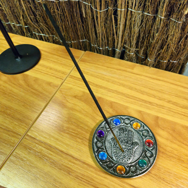 Porte-encens Main de Hamsa en Aluminium avec Pierres des 7 Chakras