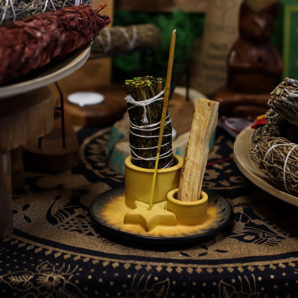 Support encens mandala sable et gris utilisé pour palo santo et rituels de purification spirituelle