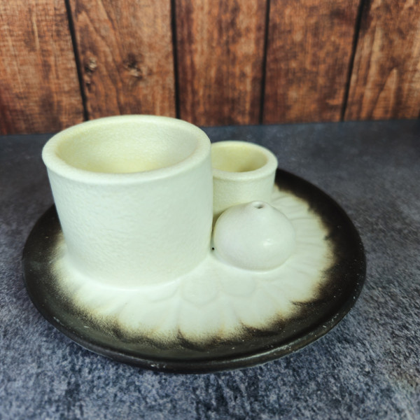 Détail du porte-encens mandala en céramique blanche, finition douce et teintes apaisantes blanc et gris