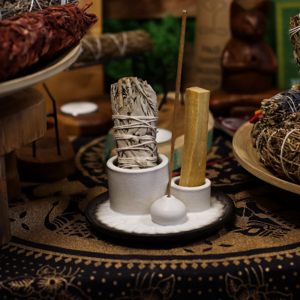 Support encens spirituel blanc et gris en situation boutique – rituel de sauge et palo santo en toute sécurité