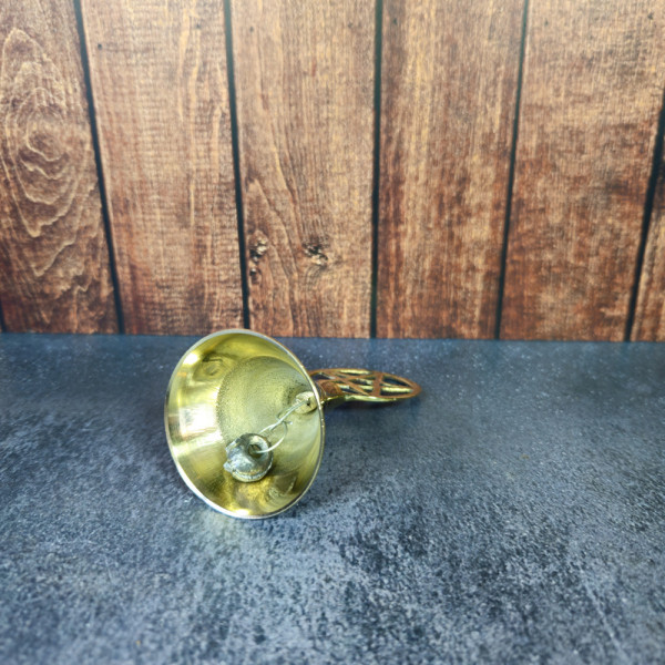 Vue latérale de la clochette d’autel en laiton – finition dorée, design stable et élégant pour usage rituel