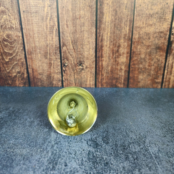 Clochette ésotérique en laiton vue de dessous – battant métallique pour vibration précise et protection énergétique