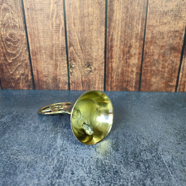 Clochette d’autel en laiton posée sur le côté – détail du battant et de la qualité de fabrication