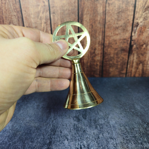 Clochette d’autel en laiton tenue en main – format pratique pour méditation, soin énergétique et rituels
