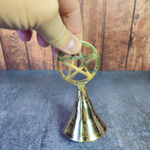 Détail du pentagramme sur clochette rituelle en laiton – symbole de protection et d’harmonisation des énergies