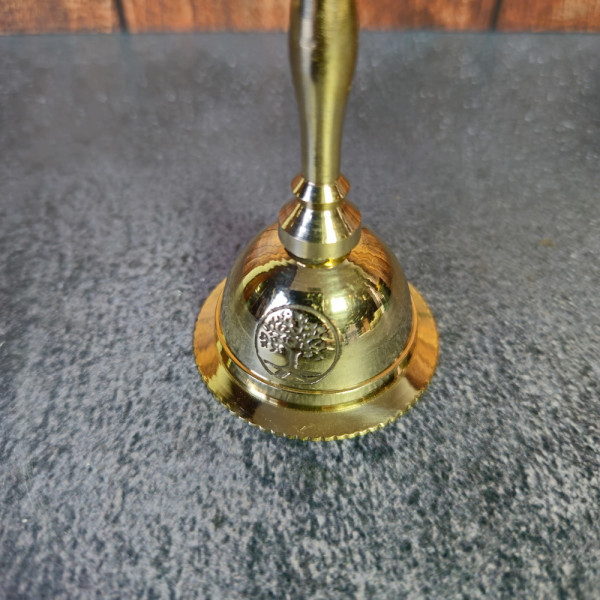 Détail du symbole Arbre de Vie gravé sur la clochette d’autel ésotérique en laiton