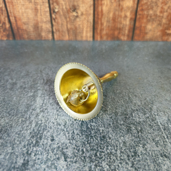 Intérieur de la clochette spirituelle avec battant en métal, conçu pour un son pur et harmonisant