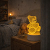 Veilleuse LED ourson dans une chambre enfant, créant une atmosphère cocooning et sécurisante