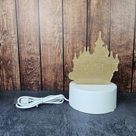 Vue de côté de la veilleuse LED château USB, compacte et facile à placer sur une table de nuit ou une étagère