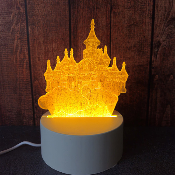 Ambiance nocturne chaleureuse avec la veilleuse château LED, idéale pour rassurer et harmoniser la chambre d’enfant