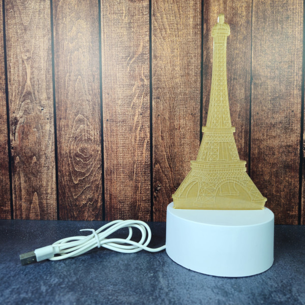 Lampe veilleuse Tour Eiffel vue de profil, base stable et alimentation USB discrète, idéale en lampe de chevet