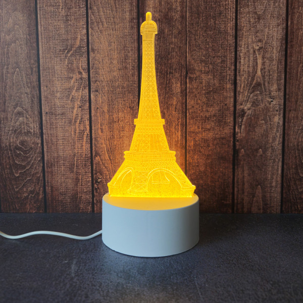 Lampe LED décorative Tour Eiffel allumée, ambiance chaleureuse et faible consommation pour une nuit sereine