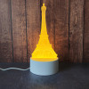 Lampe LED décorative Tour Eiffel allumée, ambiance chaleureuse et faible consommation pour une nuit sereine