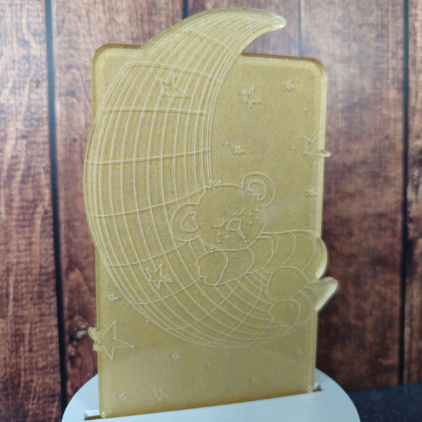 Détail du motif lune et ourson gravé, une veilleuse décorative idéale pour une chambre enfant zen et réconfortante