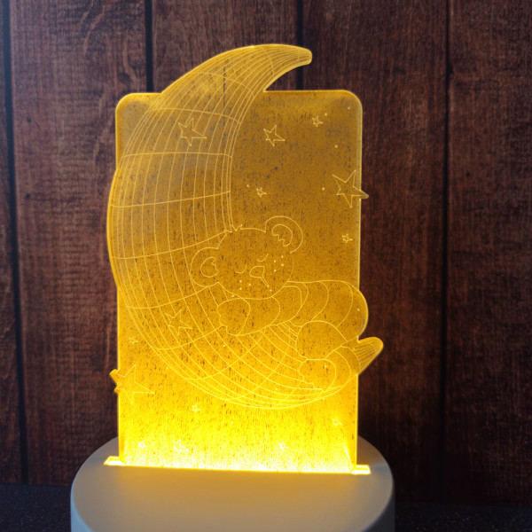 Veilleuse lune LED allumée, ambiance chaleureuse et protectrice pour instaurer un rituel du coucher serein