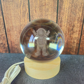 Veilleuse astronaute en cristal sur socle en bois, design zen et poétique, idéale en décoration lumineuse