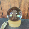 Veilleuse astronaute en cristal sur socle en bois, design zen et poétique, idéale en décoration lumineuse