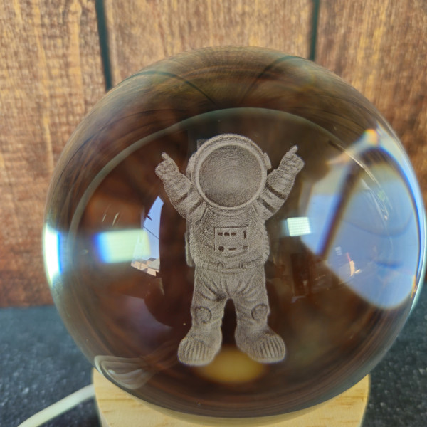Détail de la boule de cristal astronaute gravée, finition soignée et effet 3D élégant
