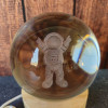 Boule de cristal astronaute vue rapprochée, objet déco lumineux zen et inspirant