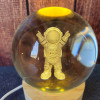 Veilleuse astronaute en cristal allumée, lumière LED chaude pour une ambiance apaisante