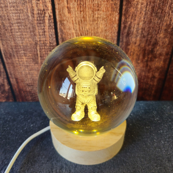 Lampe d’ambiance astronaute diffusant une lumière douce, parfaite pour un rituel du soir