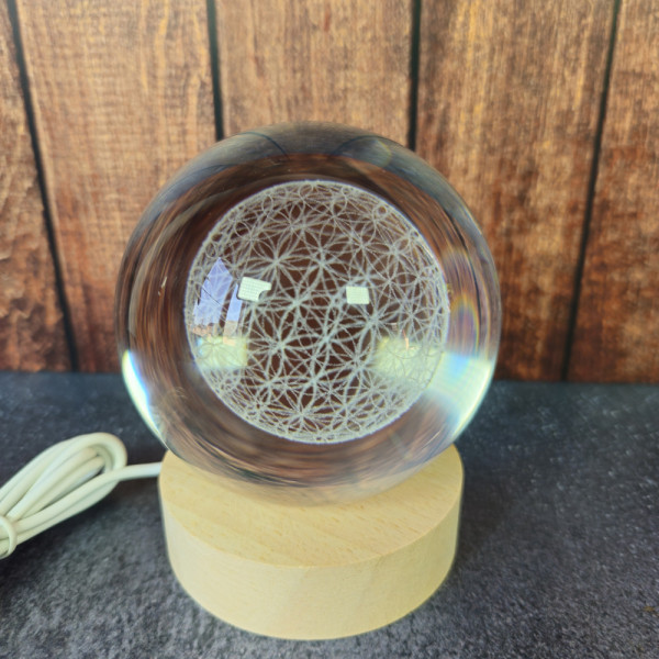 Vue d’ensemble de la veilleuse Arbre de Vie avec câble USB, design épuré et base en bois naturel