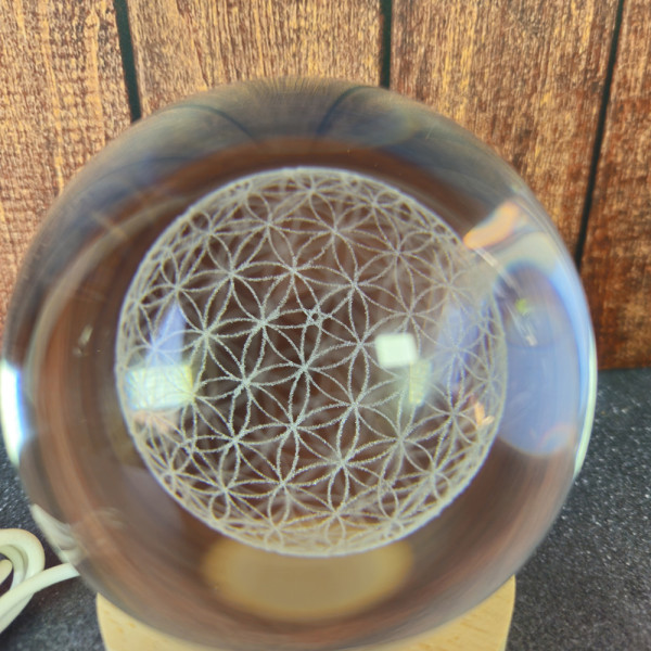 Détail de la gravure Arbre de Vie dans la sphère en cristal, finesse et précision du motif énergétique