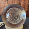 Sphère en cristal Arbre de Vie vue de face, idéale comme veilleuse apaisante ou objet décoratif zen
