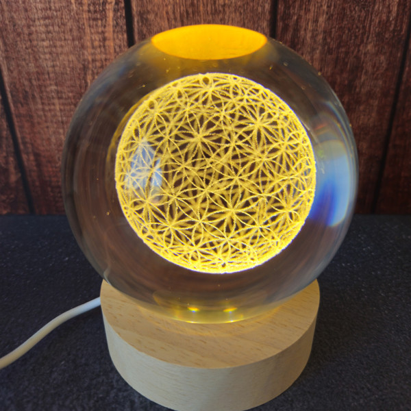 Veilleuse Arbre de Vie allumée diffusant une lumière chaude et douce, parfaite pour le soir