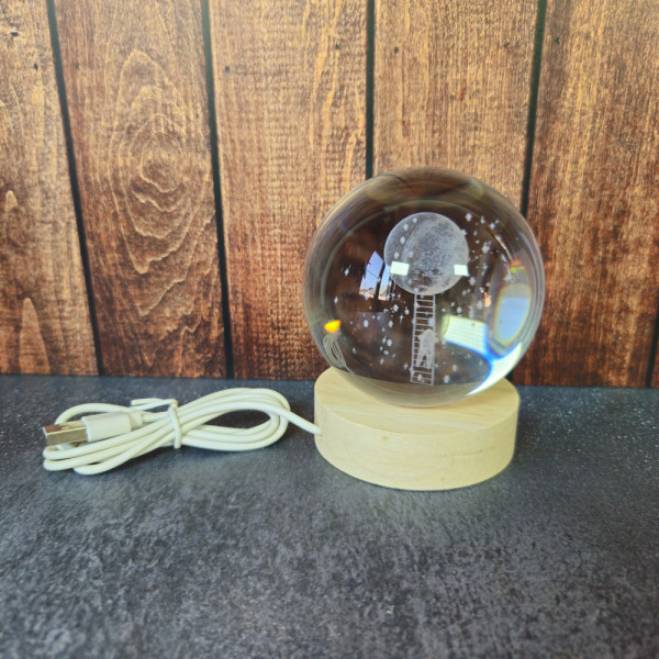 Détail gravure lune et étoiles – veilleuse LED chaude idéale pour endormissement bébé