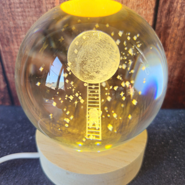 Veilleuse lune bébé allumée – lumière chaude sécurisante pour nuit douce et apaisée