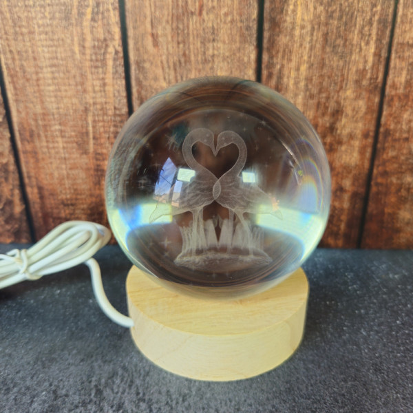 Veilleuse cygne LED en cristal sur socle bois naturel – lumière douce idéale pour chambre bébé