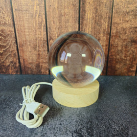 Veilleuse astronaute LED pour bébé – lampe de nuit apaisante sur socle bois, idéale pour chambre enfant