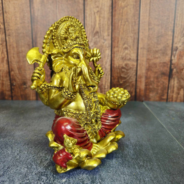 Statue Ganesh dorée vue de côté tenant hache et lotus – divinité hindoue porte-bonheur pour autel spirituel